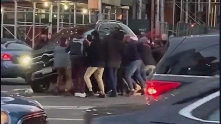 Σήκωσαν στον αέρα το SUV για να βγάλουν τη γυναίκα!